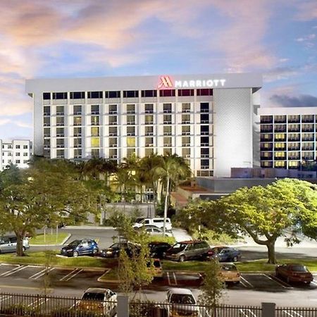 Отель Courtyard By Marriott Miami Airport Экстерьер фото