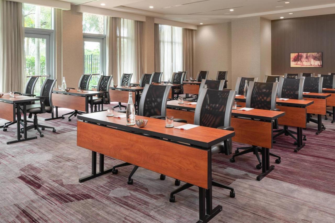 Отель Courtyard By Marriott Miami Airport Экстерьер фото
