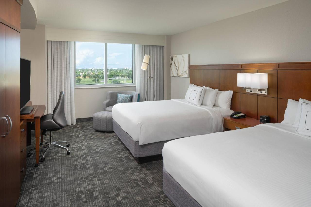 Отель Courtyard By Marriott Miami Airport Экстерьер фото