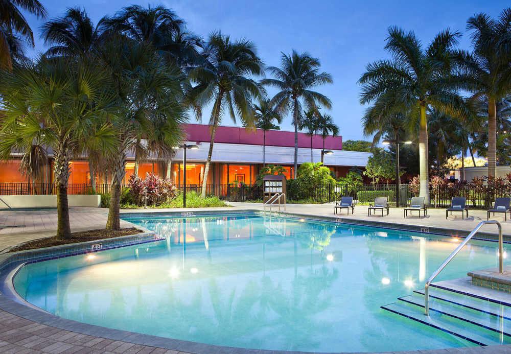 Отель Courtyard By Marriott Miami Airport Экстерьер фото