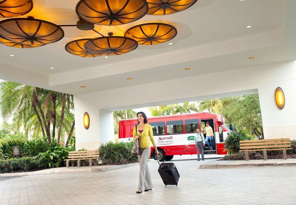 Отель Courtyard By Marriott Miami Airport Экстерьер фото