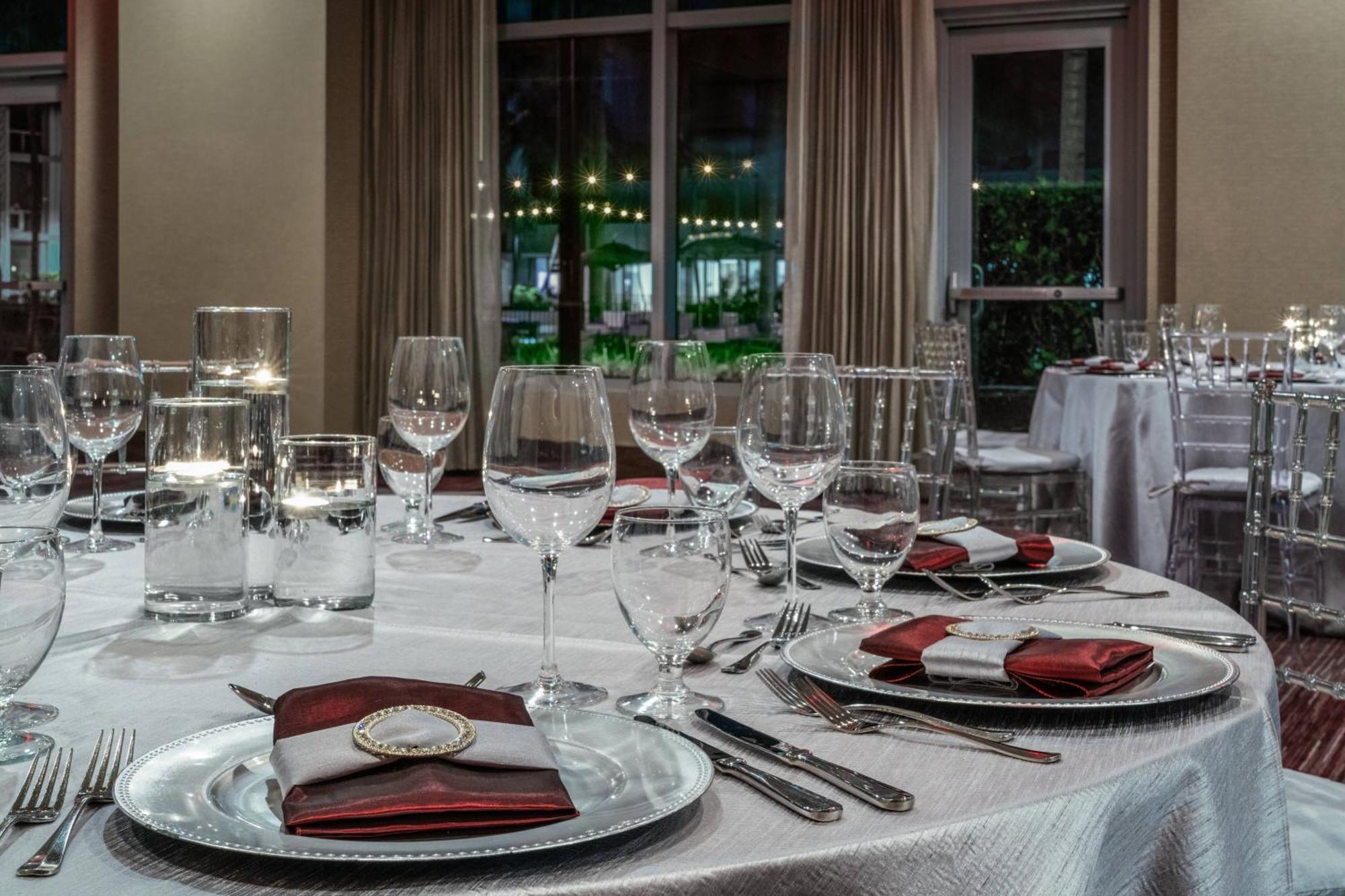 Отель Courtyard By Marriott Miami Airport Экстерьер фото