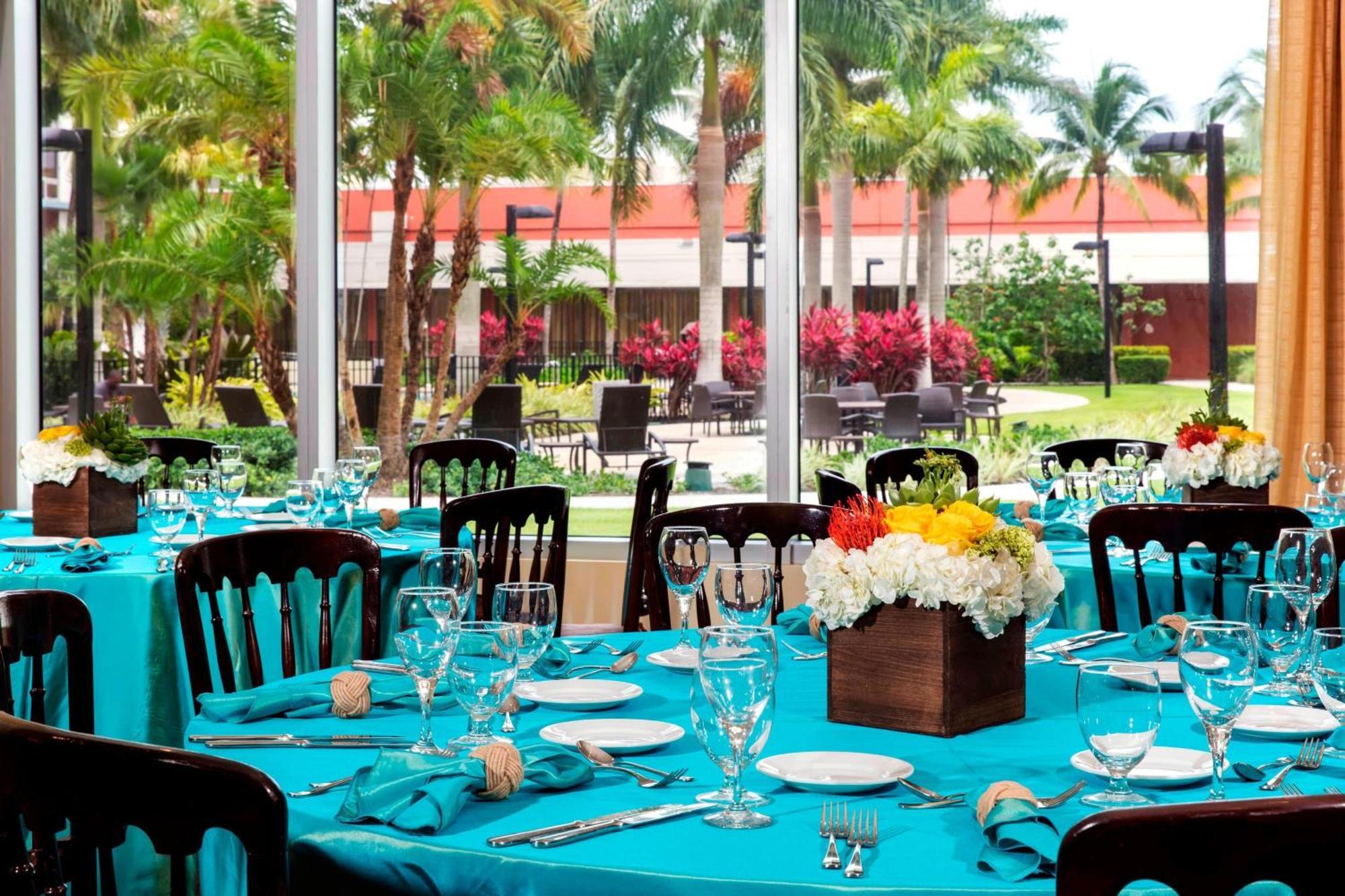 Отель Courtyard By Marriott Miami Airport Экстерьер фото