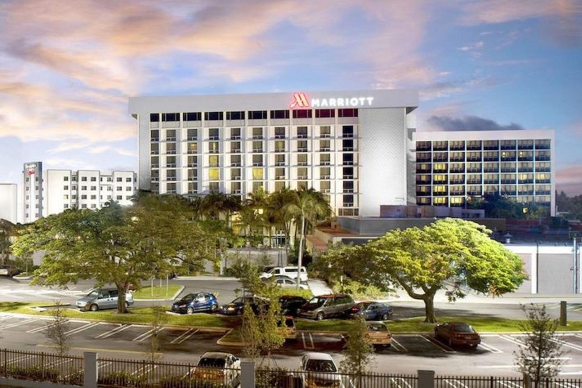 Отель Courtyard By Marriott Miami Airport Экстерьер фото