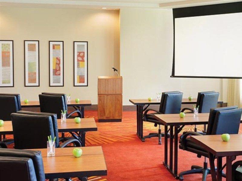 Отель Courtyard By Marriott Miami Airport Экстерьер фото