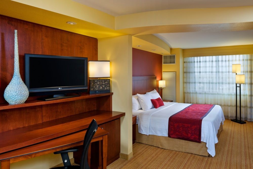 Отель Courtyard By Marriott Miami Airport Экстерьер фото