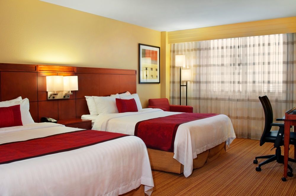 Отель Courtyard By Marriott Miami Airport Экстерьер фото