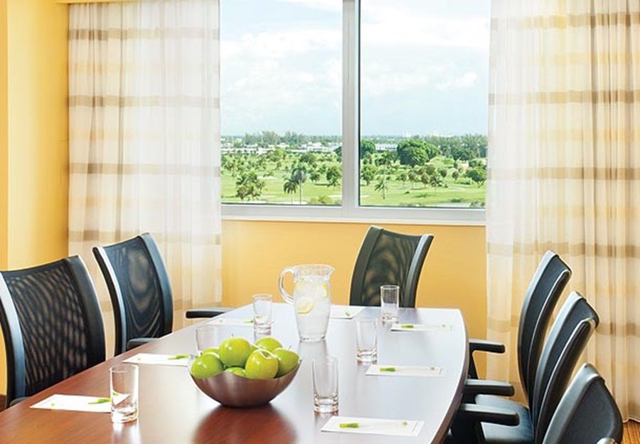 Отель Courtyard By Marriott Miami Airport Экстерьер фото