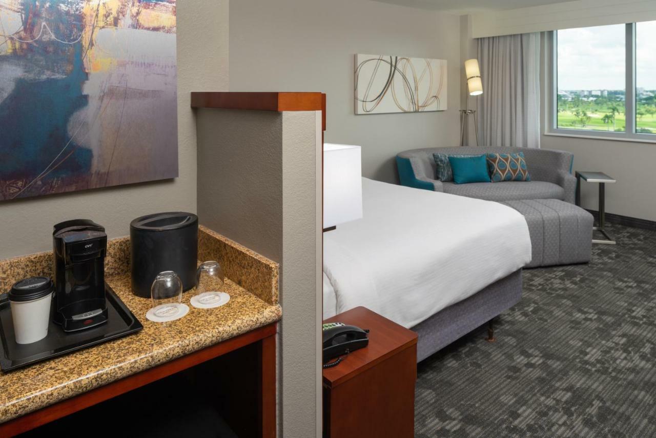 Отель Courtyard By Marriott Miami Airport Экстерьер фото