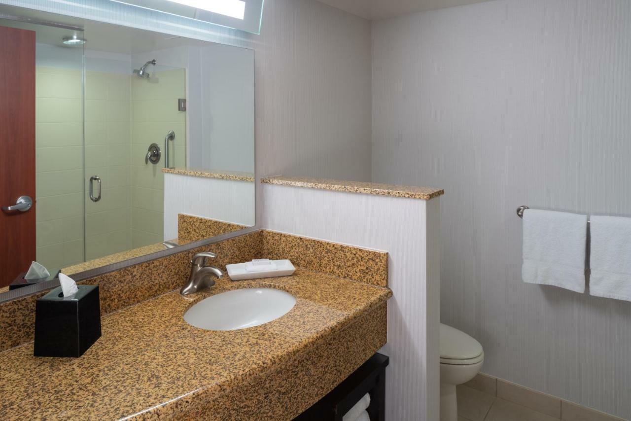Отель Courtyard By Marriott Miami Airport Экстерьер фото
