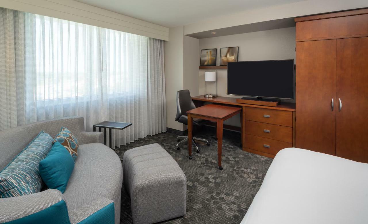 Отель Courtyard By Marriott Miami Airport Экстерьер фото