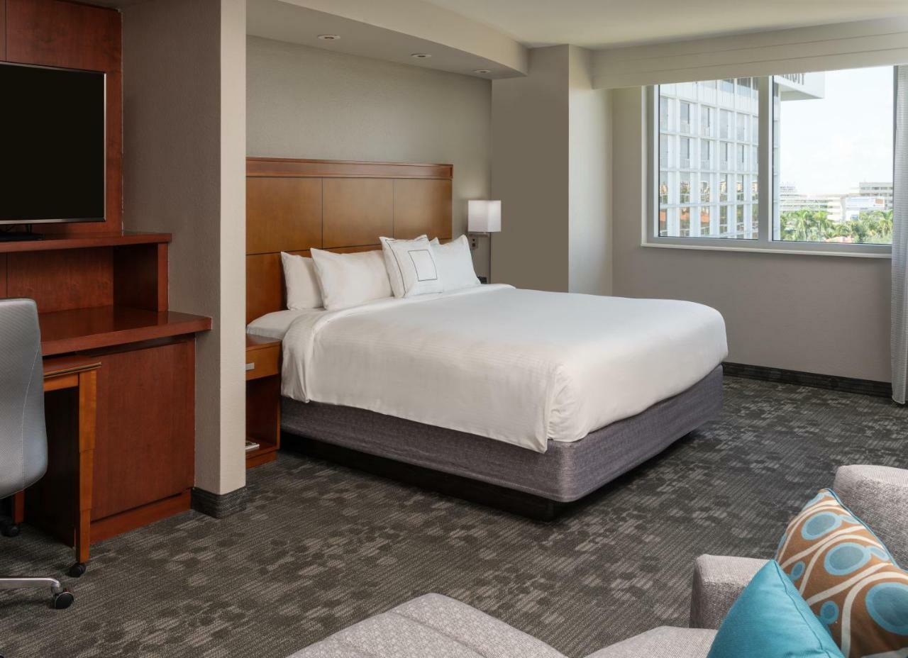 Отель Courtyard By Marriott Miami Airport Экстерьер фото