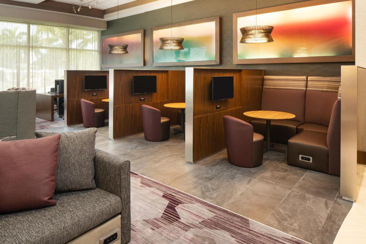 Отель Courtyard By Marriott Miami Airport Экстерьер фото